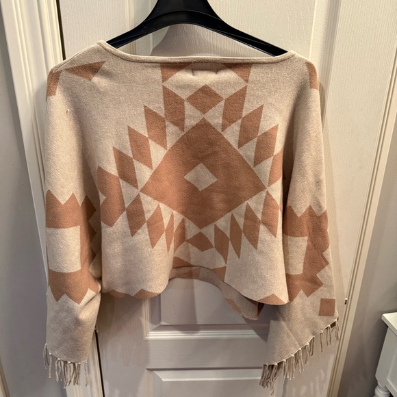 Ariat Sunset chic sweater poncho. Size Medium - Picture 6 of 7